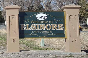 The Welcome to Elsinore sign between its two stone pillars.